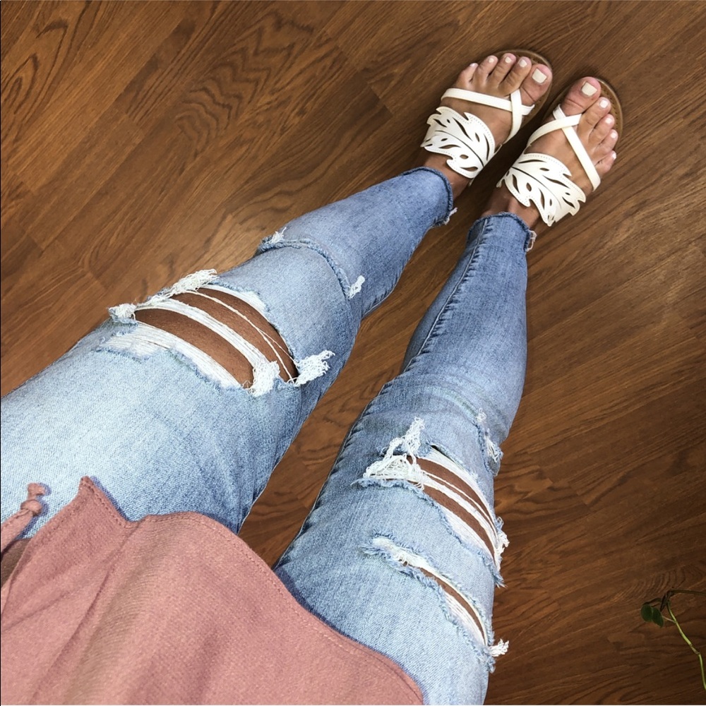 WHITE SLIP ON LEAF SANDALS 🙌🏼